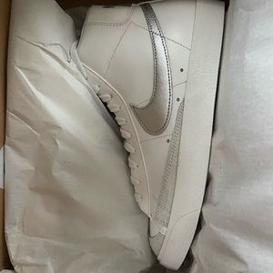 NBW Nike blazer mid 77 shoes!!